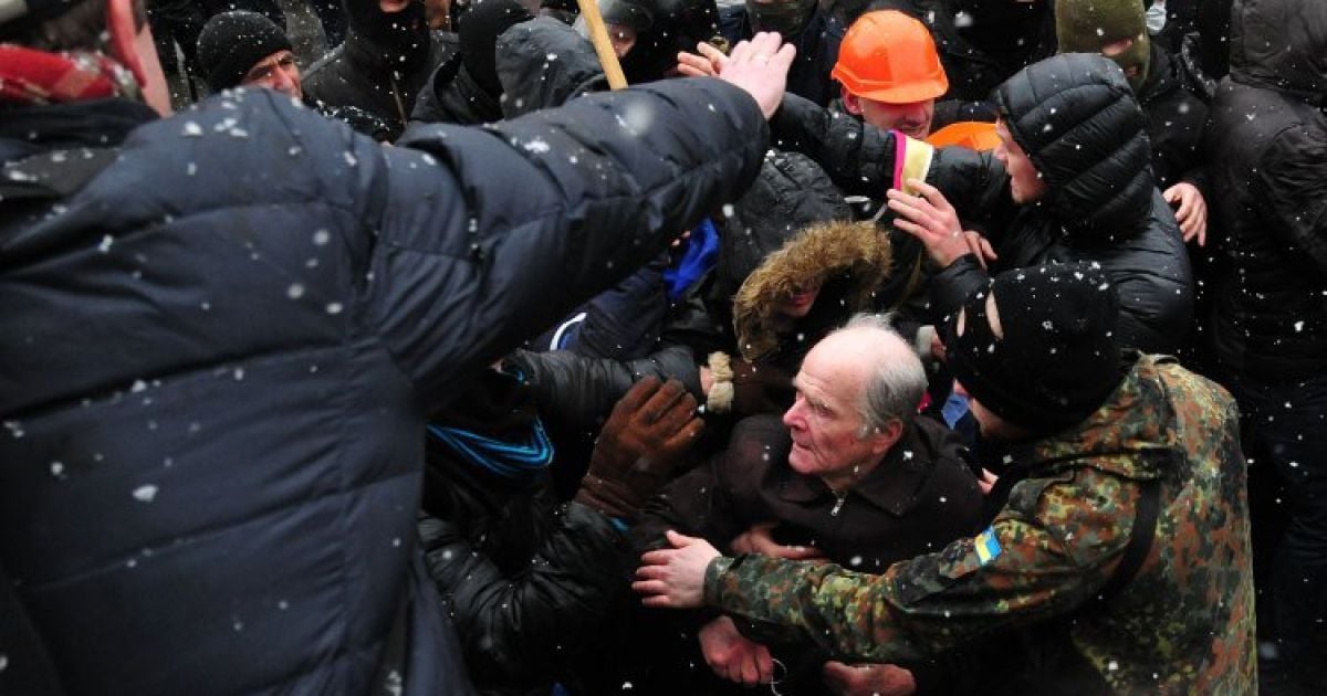 Зіткнення між прихильниками і супротивниками Євромайдану / © УНІАН