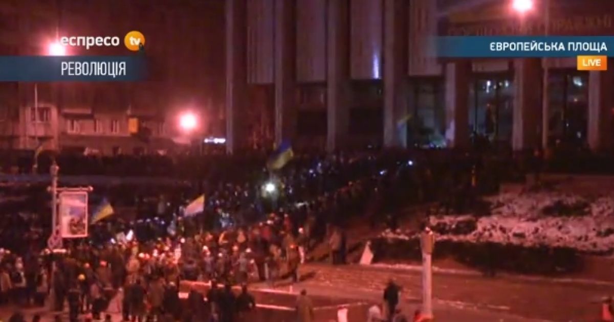 З Українського дому дозволили евакуювати поранених правоохоронців