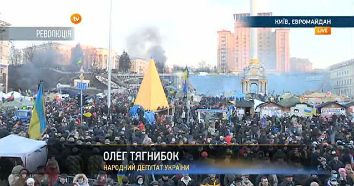 В эти минуты на Майдане в центре Киева люди слушают выступления лидеров оппозиции
