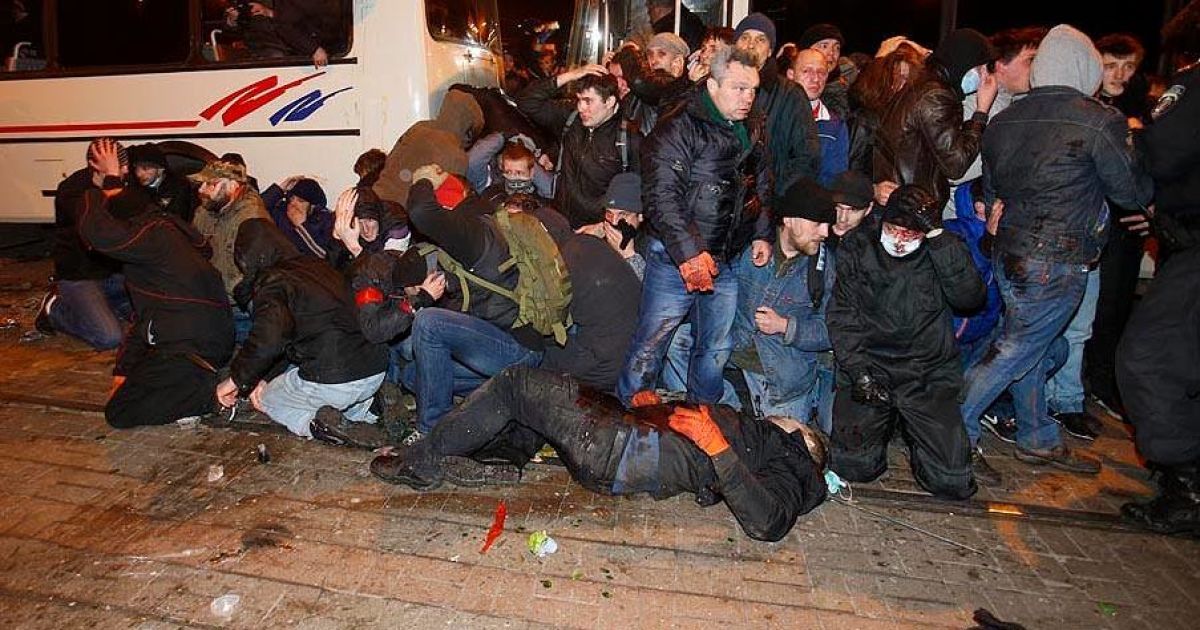 В Донецке антивоенный митинг забросали петардами, один человек погиб