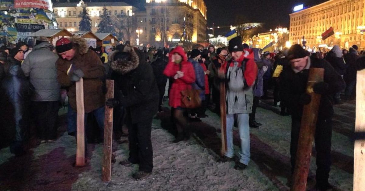 Люди розчистили сніг на Майдані
