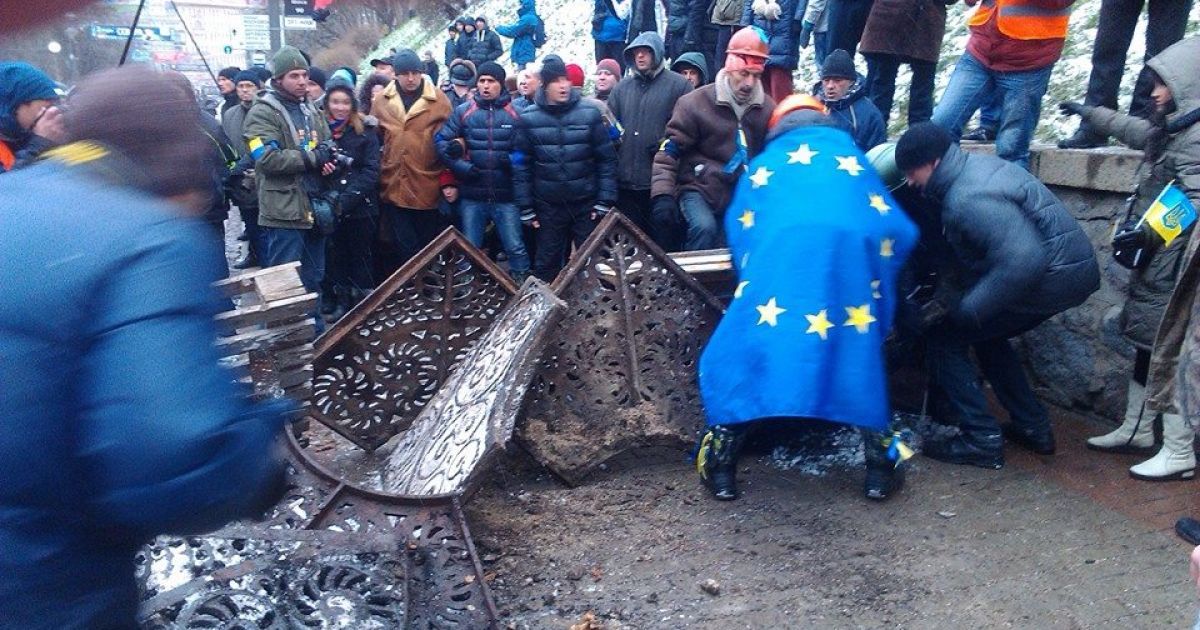 Євромайданівці встановлюють загородження з підручних матеріалів