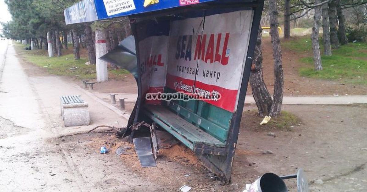 "Жигулі" врізалися в зупинку громадського транспорту / © Автополигон