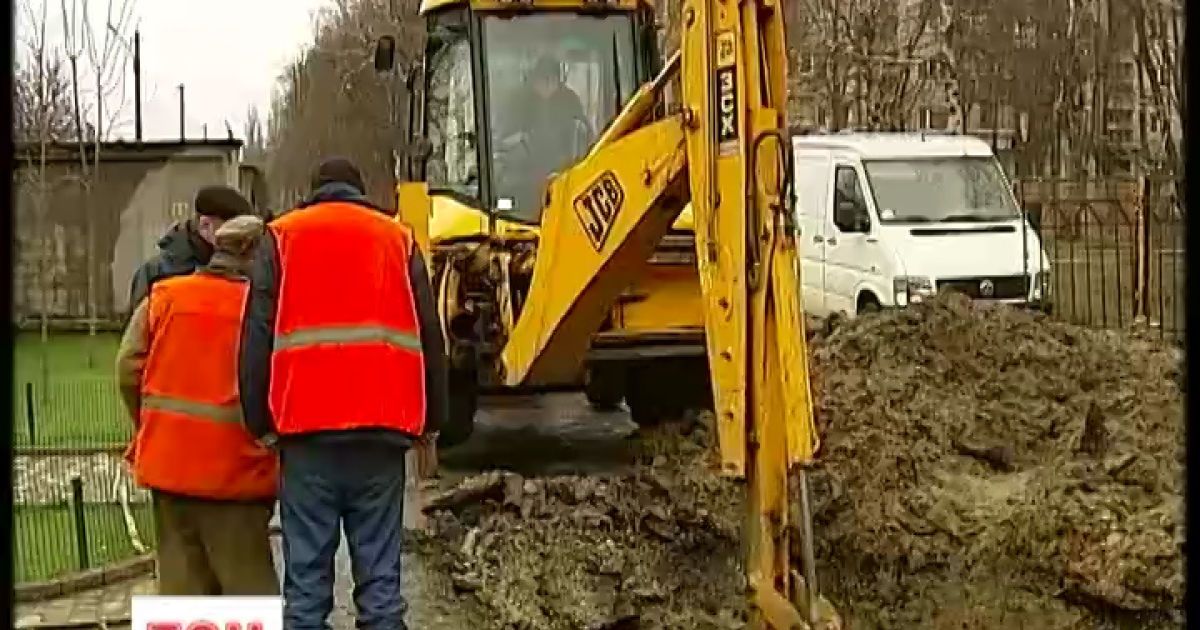 Комунальники латають труби по кілька разів