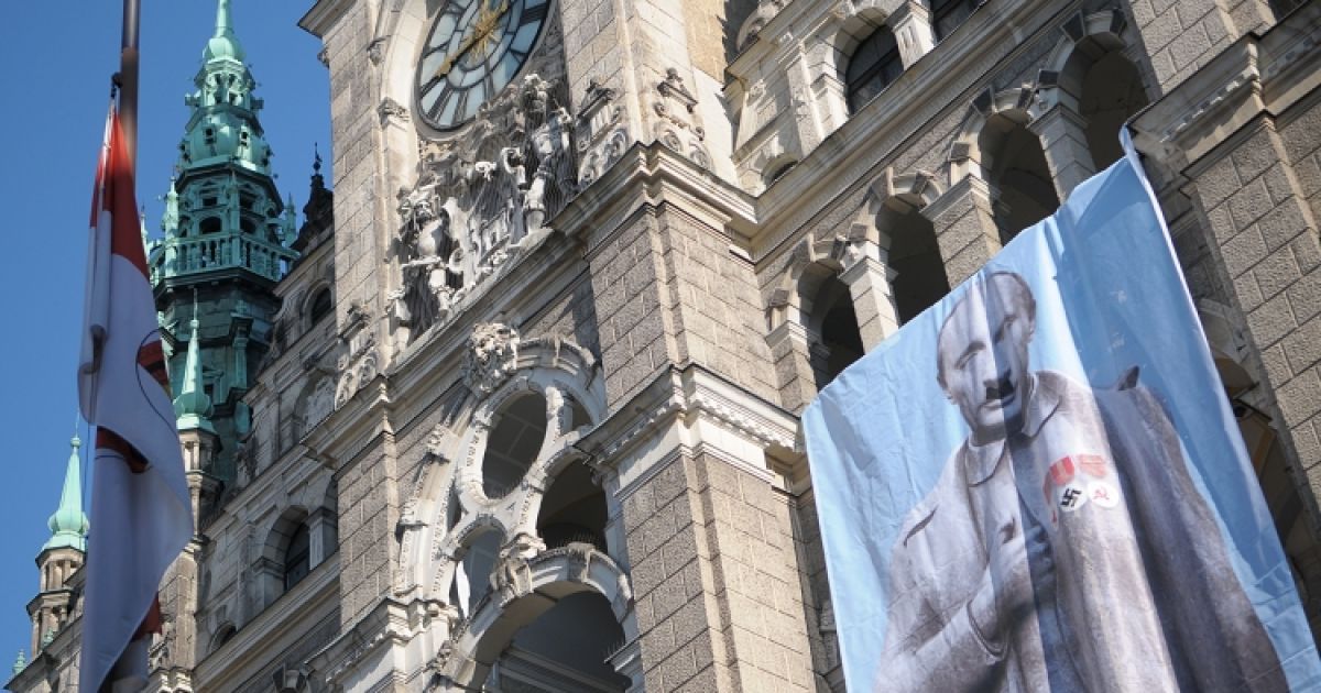 Плакат с Путиным появился на здании мэрии города Либерец. Фото liberec.cz
