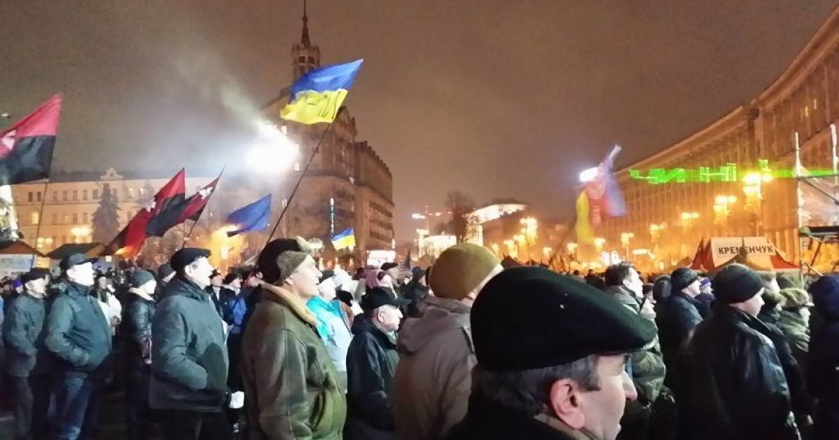 Біля сцени вночі зібралося чимало людей / © adme.ru