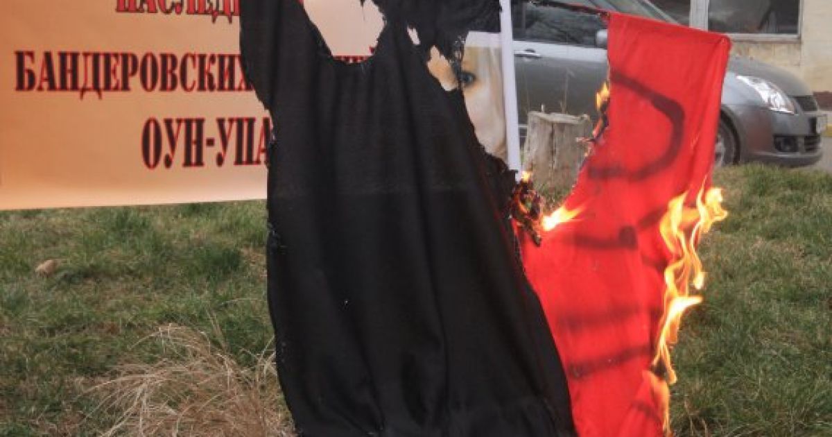 У Сімферополі спалили опудало Бандери / © УНІАН