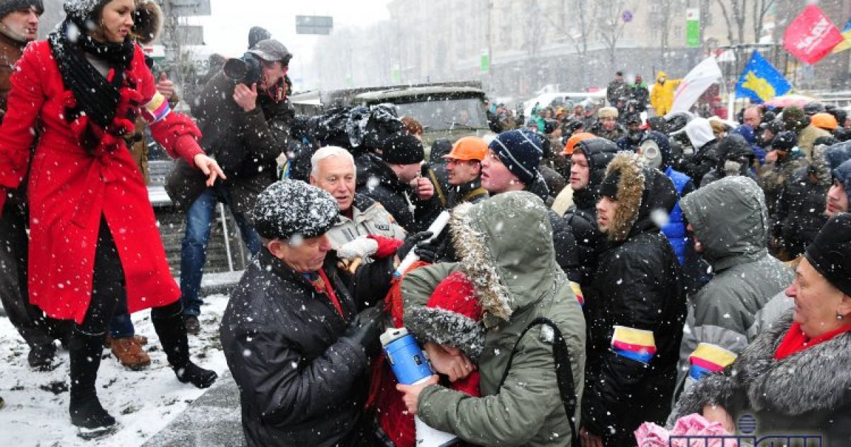 Зіткнення між прихильниками і супротивниками Євромайдану / © УНІАН