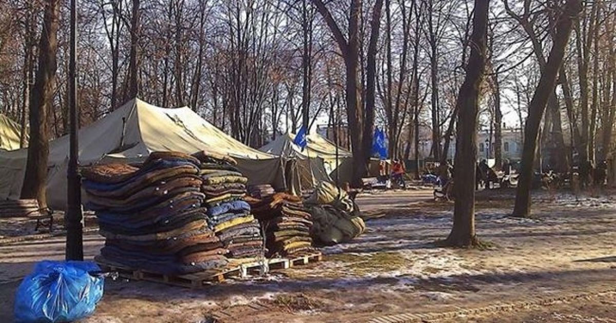 Учора вдень мітингувальники розбирали намети