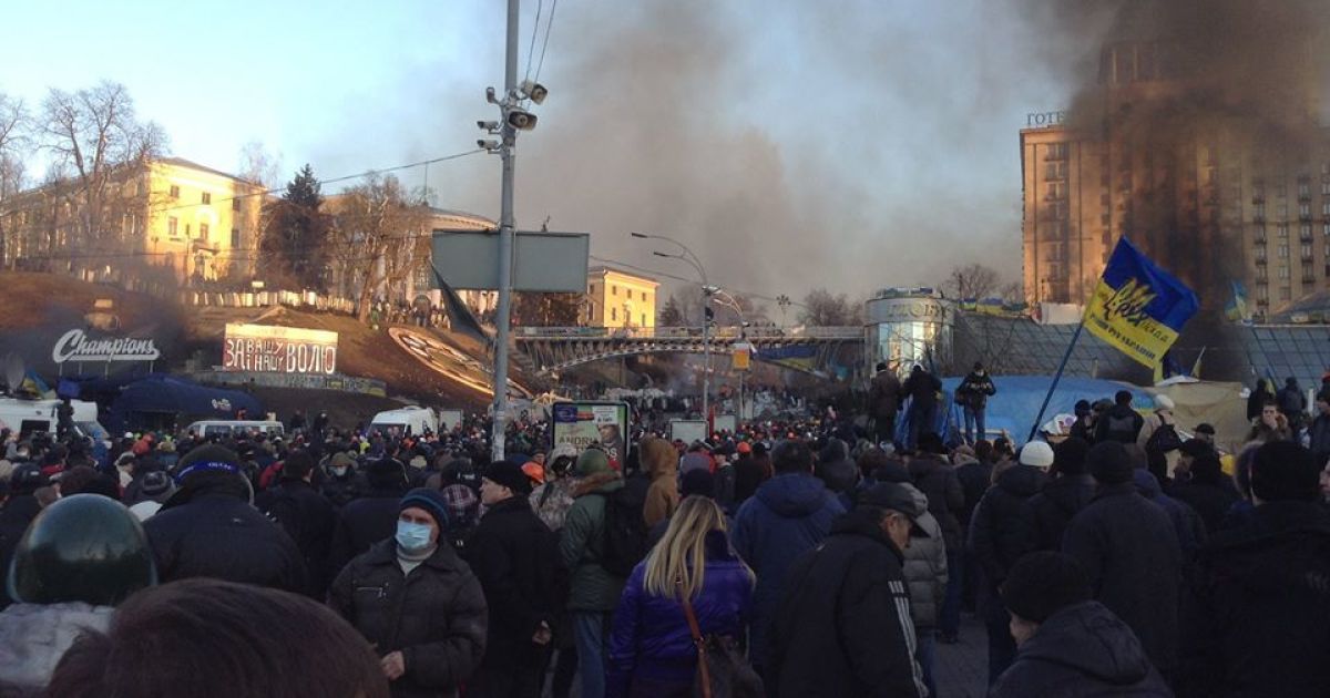 На Інститутській біля метро "Хрещатик" лежать два трупи