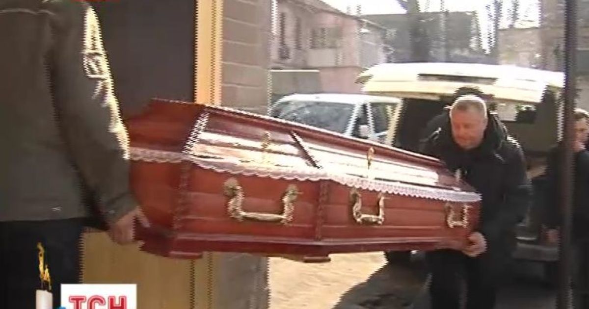 У морга на Оранжерейной очередь из автомобилей родственников погибших
