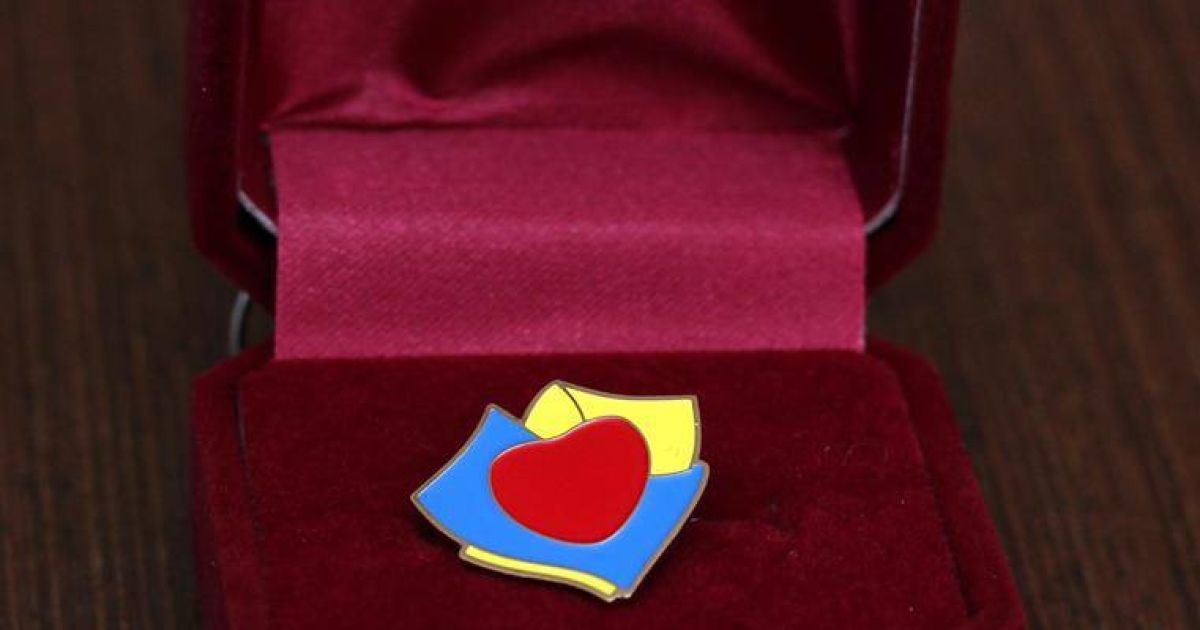 Нагороджувала медиків Всеукраїнська Рада захисту прав та безпеки пацієнтів / © mensweardog/Instagram