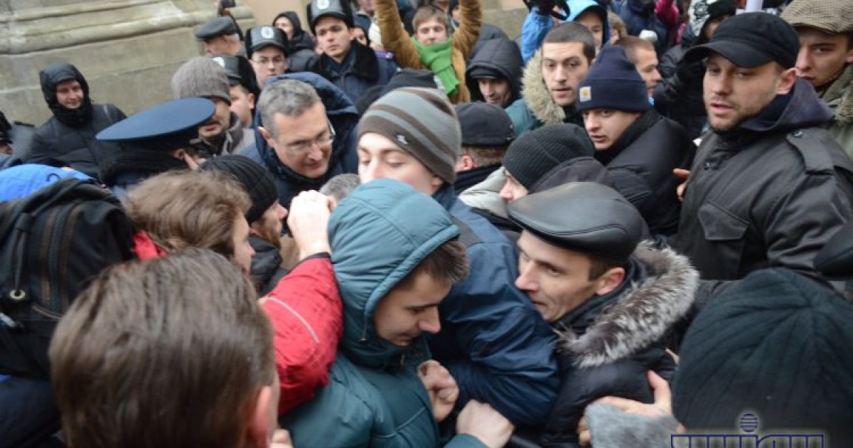 Свободівці побилися з активістами через "Стовп ганьби" / © УНІАН