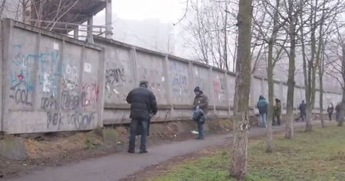 Євромайданівці пофарбували паркан