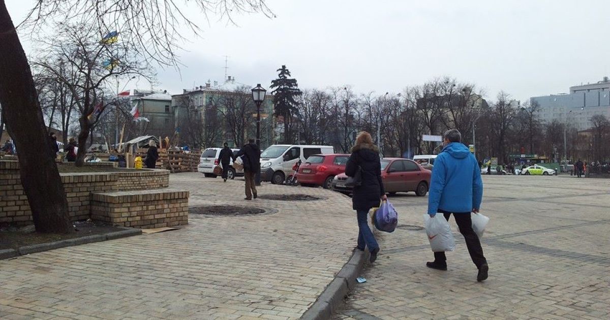 Люди несуть пакети з ліками, їжею і одягом для постраждалих