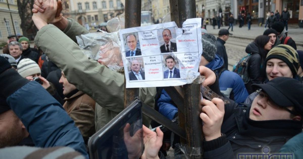 Свободівці побилися з активістами через "Стовп ганьби" / © УНІАН