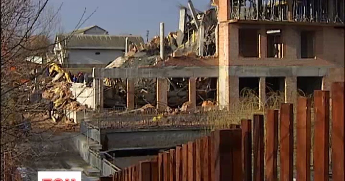 Частина конструкції склалася, наче картковий будиночок