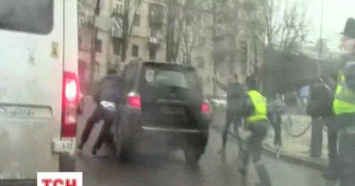 Працівника ДАІ шпиталізовано із численними травмами спини