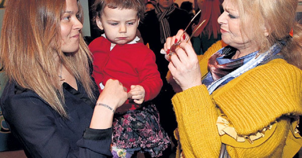 Лариса Доліна з дочкою Ангеліною і онучкою Сашею