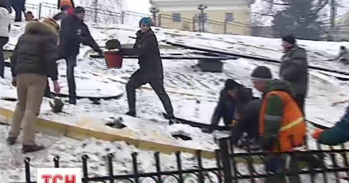 Чоловіки покинули барикади і допомагають комунальникам.