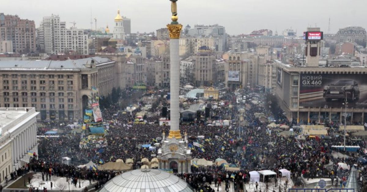 Декабрь в киеве. Киев площадь независимости Евромайдан. Майдан независимости 2014. Памятник на Майдане Незалежности. Стелла в Киеве на Майдане.