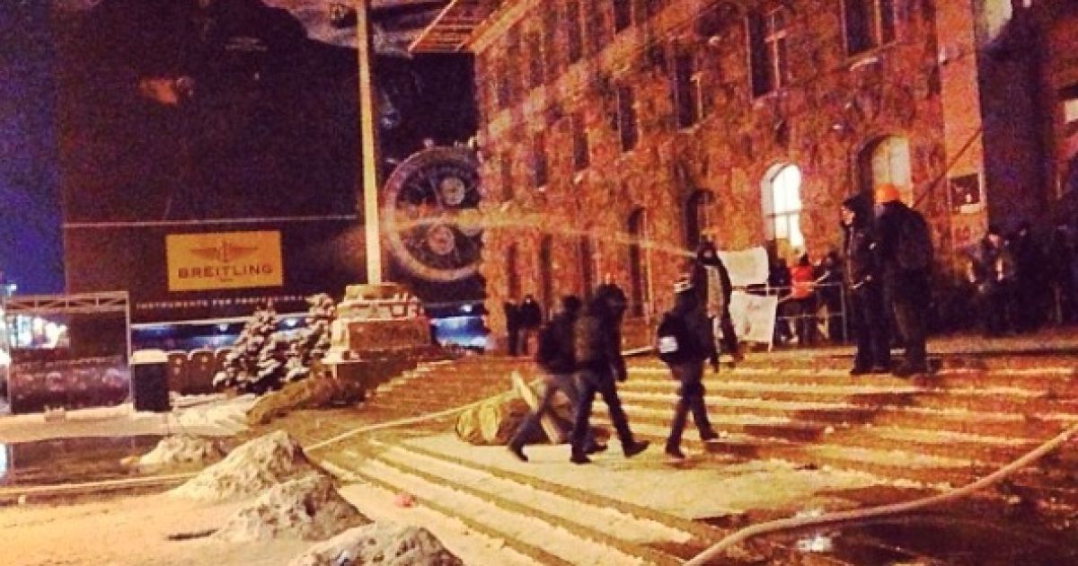 Активісти готуються до штурму і розливають воду