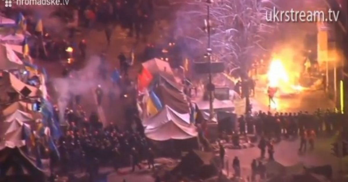 На Євромайдані почала пожежа