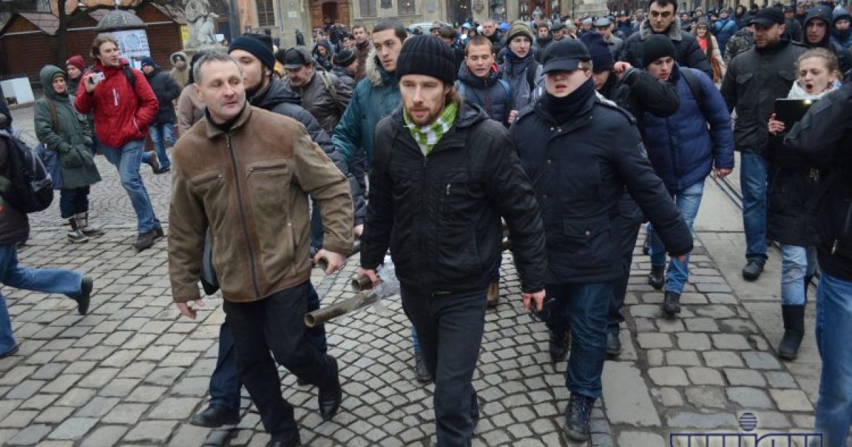 Свободівці побилися з активістами через "Стовп ганьби" / © УНІАН