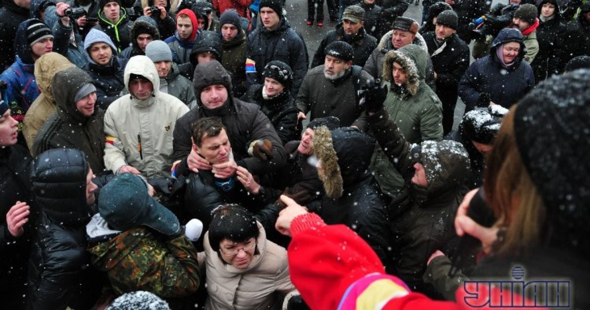 Зіткнення між прихильниками і супротивниками Євромайдану / © УНІАН