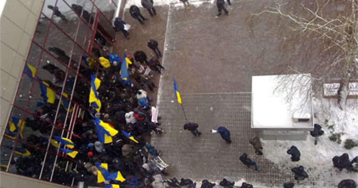 Мітингувальники біля представництва ЄС