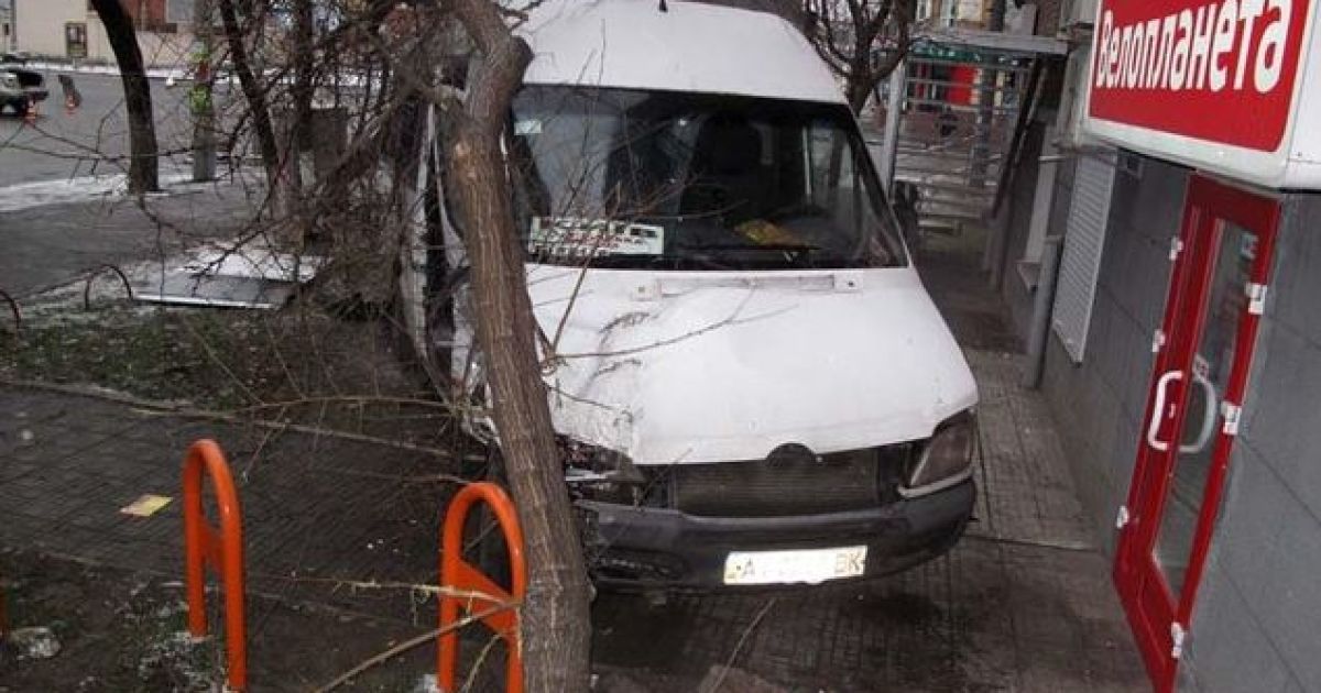 Маршрутку від удару Ланоса викинуло на тротуар