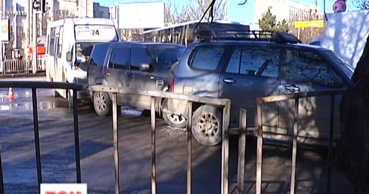 На слизькому перехресті у Криму зіткнулися чотири авто