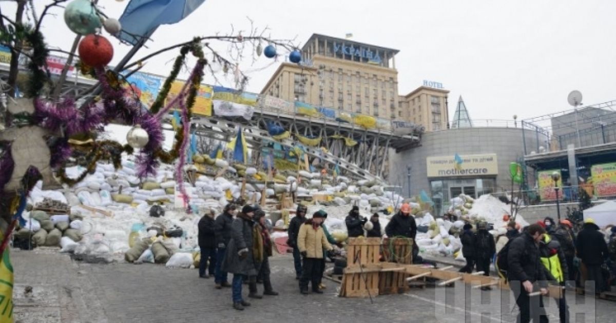 Барикаду укріплюють будівельним сміттям