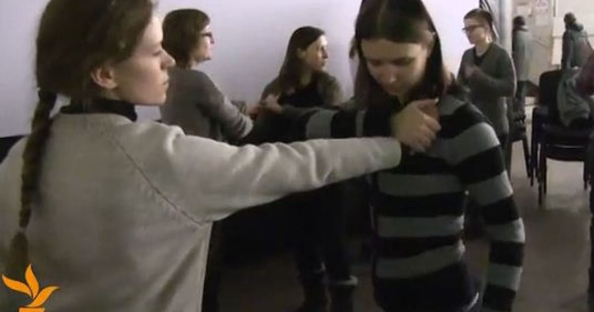 Женщин учат оказывать сопротивление