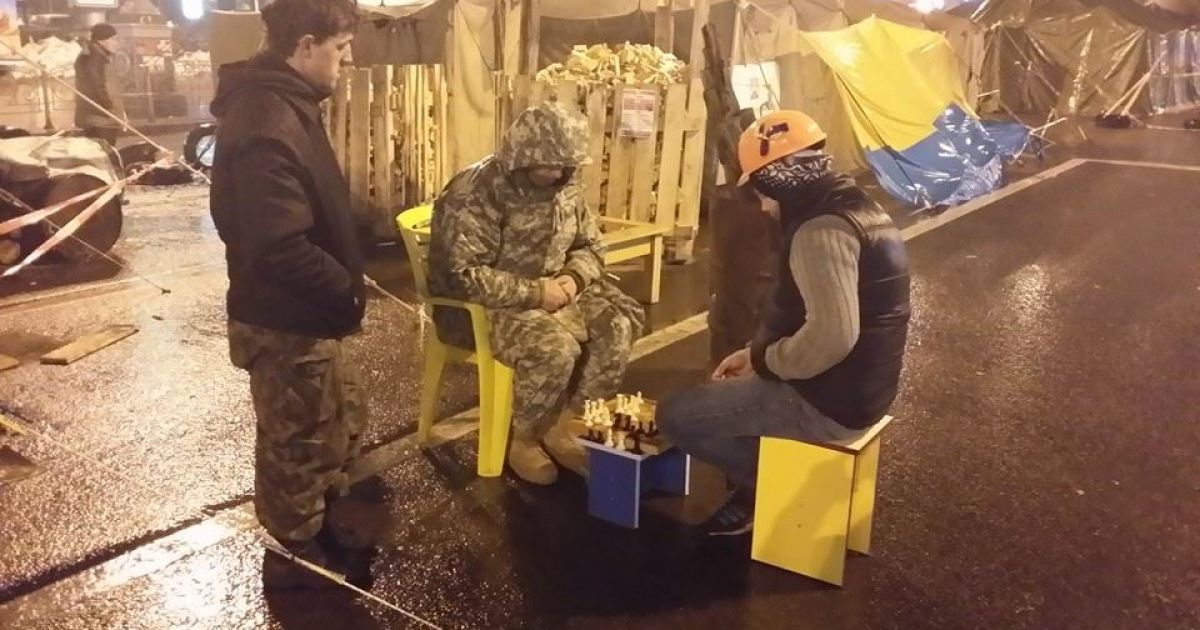 Люди грали в шахи / © adme.ru