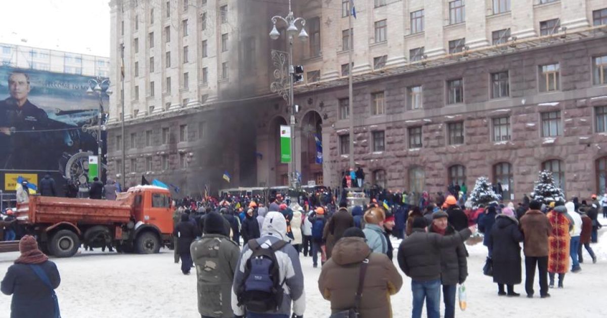 После ночного штурма в КГГА большая уборка