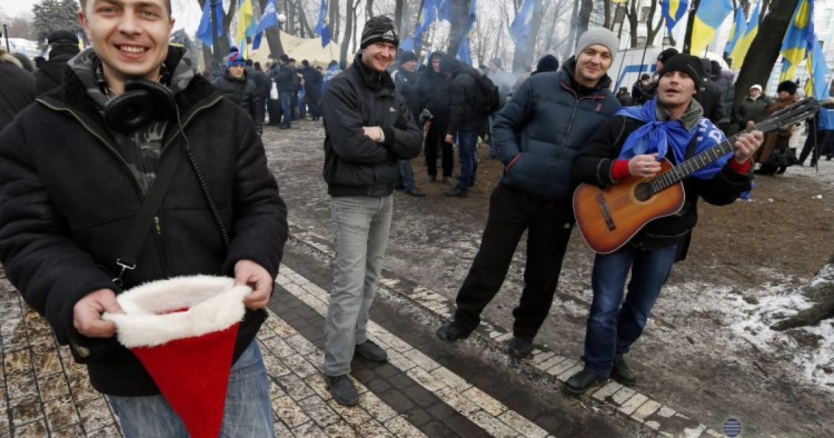 Прихильники регіоналів повернулися у Маріїнський парк