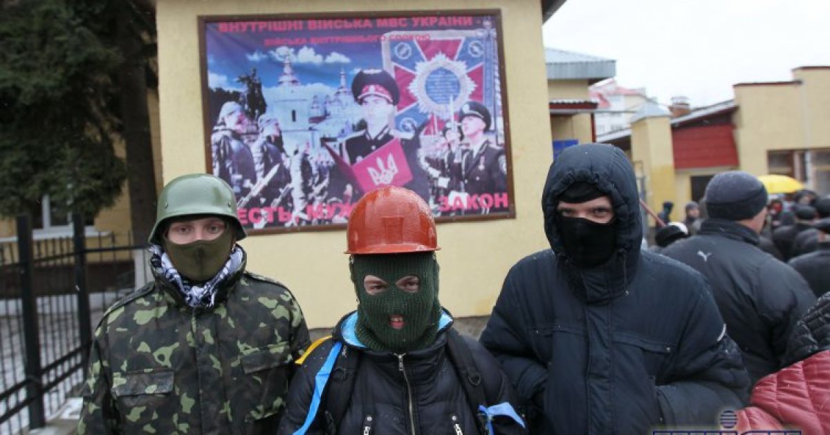 Активісти блокують бази "Беркуту" та внутрішніх військ / © УНІАН