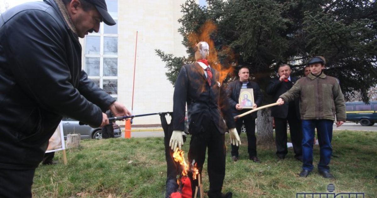 У Сімферополі спалили опудало Бандери / © УНІАН