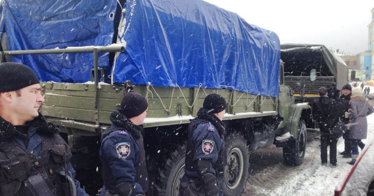 У центрі Києва стоять машини з правоохоронцями