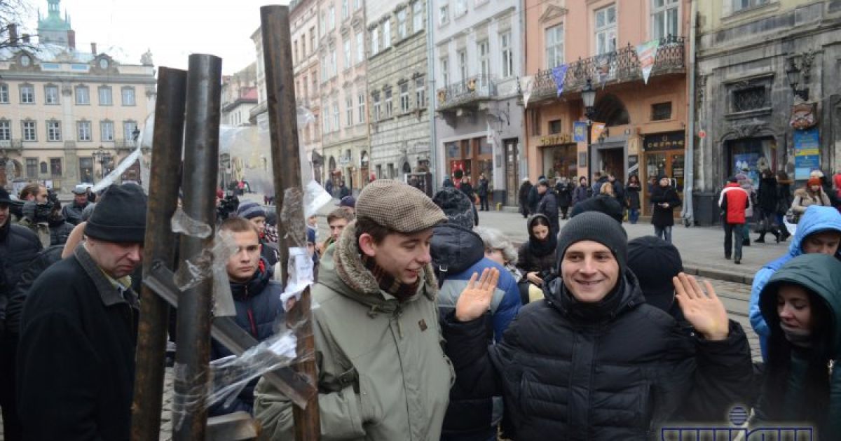 Свободівці побилися з активістами через "Стовп ганьби" / © УНІАН