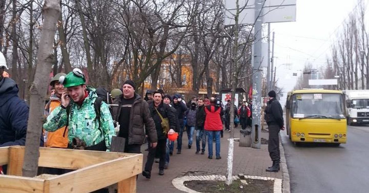 Активисты идут к центру столицы организованной колонной