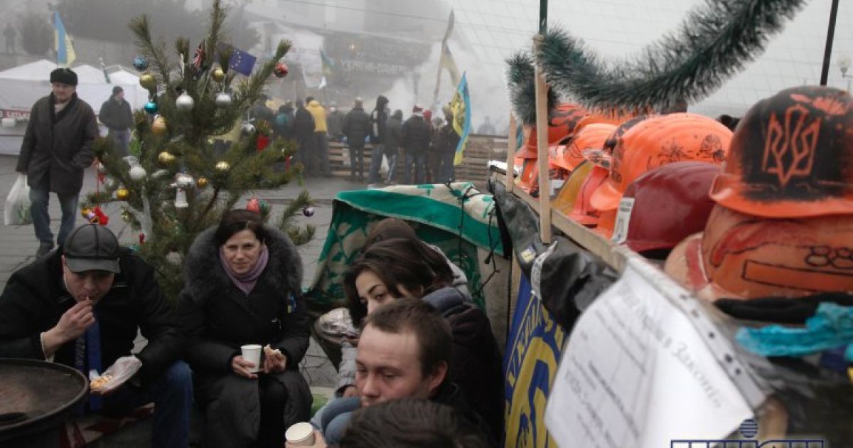 Люди сходяться на Євромайдан