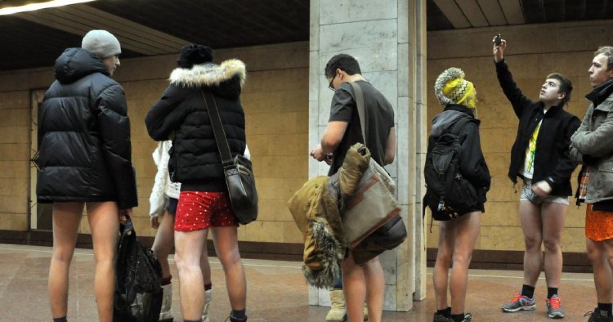 У Києві провели флешмоб "Проїзд в метро без штанів" / © УНІАН