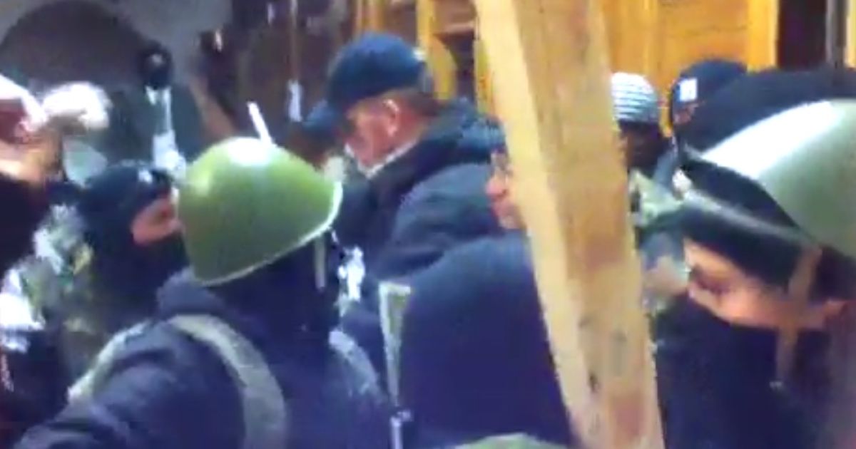 На пропускном пункте внутри