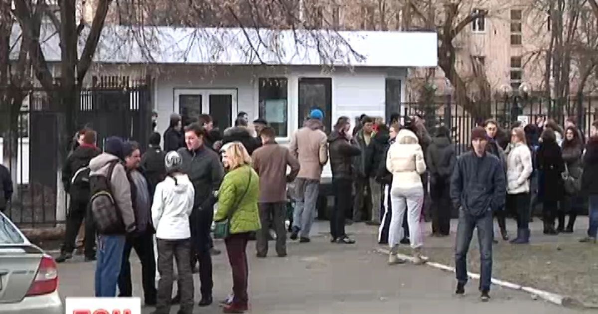 Волонтеры собираются под больницами