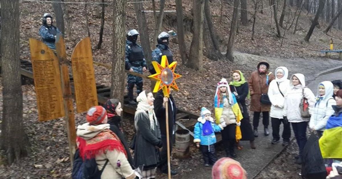 Активісти помолилися в оточенні беркутівців.