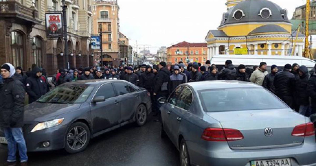 Тітушки перекрили Володимирський узвіз