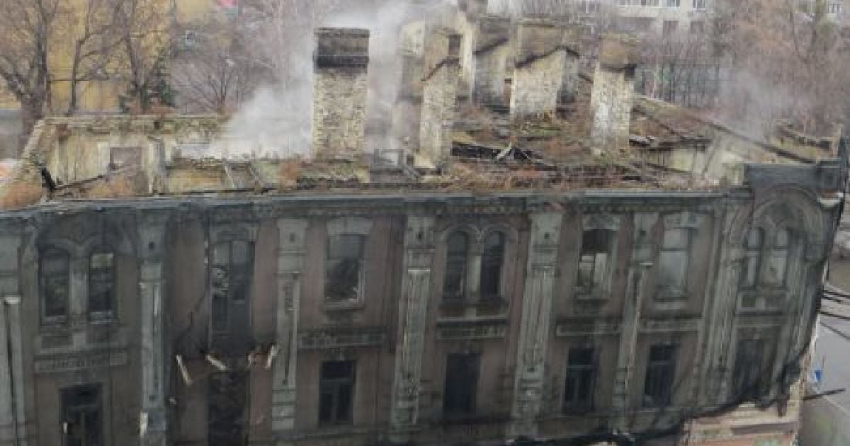 У Києві третій день димить будинок