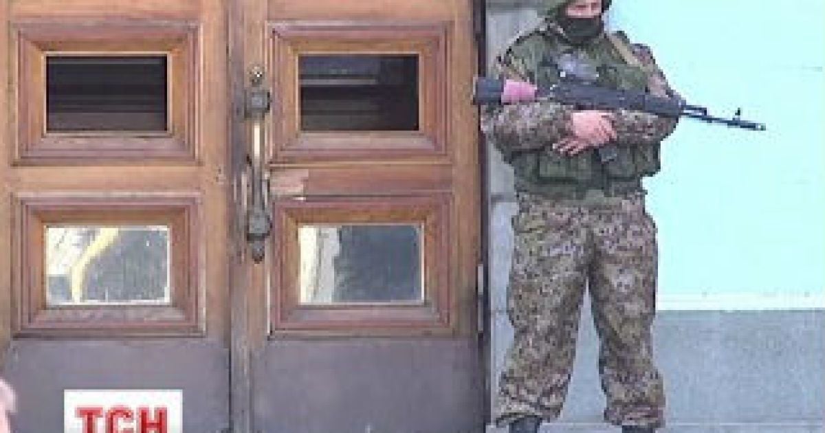 Уже несколько дней подряд вооруженные российские военные захватывают стратегические объекты в Крыму